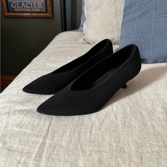 Vivaia Scarlett Pointed Toe Kitten Heels in Black Size 38 - Picture 2 of 8